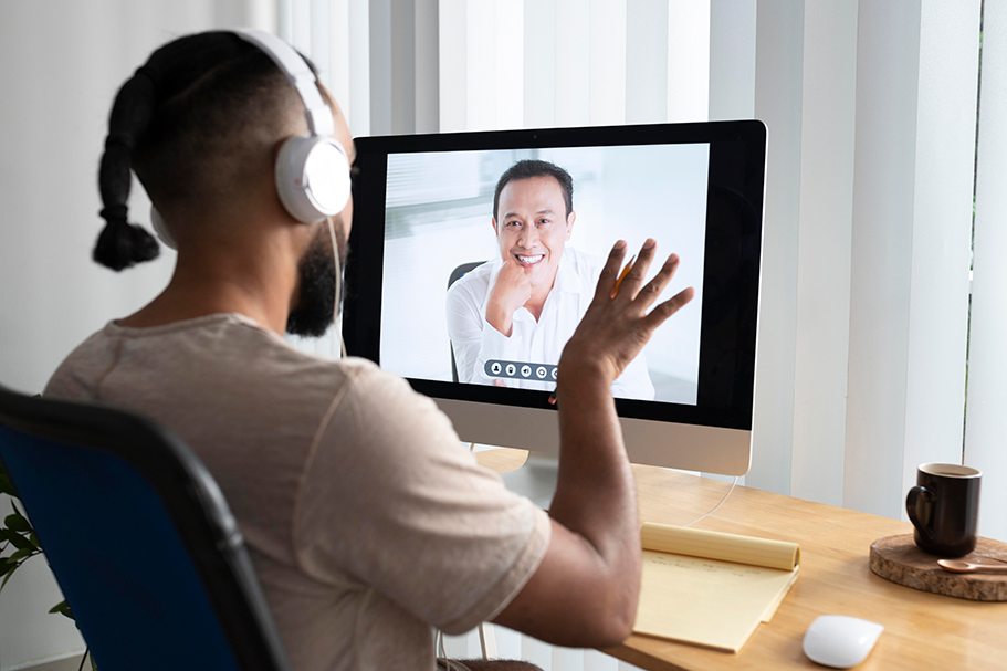 medium-shot-man-with-computer